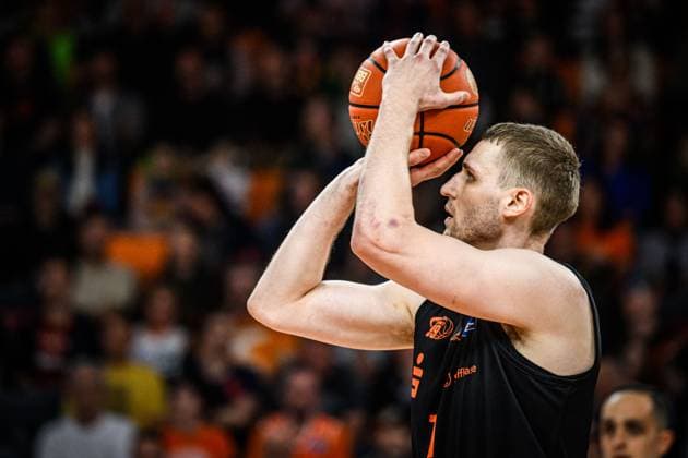 Neu Ulm, Deutschland, 06.04.25: Jonas Richter (Niners Chemnitz) in Aktion, am Ball, Einzelaktion waehrend des Basketball Bundesliga Spiels zwischen ratiopharm ulm vs Niners Chemnitz in der ratiopharm Arena am 06. April 2025 in Neu Ulm, Deutschland. (Foto von Harry Langer DeFodi Images) ratiopharm Arena, Germany, 06.04.25: Jonas Richter (Niners Chemnitz) controls the Ball during the Basketball Bundesliga match between ratiopharm ulm vs Niners Chemnitz at Neu Ulm on April 6, 2025 in ratiopharm Arena, Germany. (Photo by Harry Langer DeFodi Images) (Photo by Harry Langer DeFodi Images)