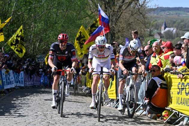 Ronde van Vlaanderen 2025 - Men Elite OUDENAARDE, BELGIUM - APRIL 06 : Pogacar Tadej (SLO) of UAE Team Emirates - XRG, Van Der Poel Mathieu (NED) of Alpecin - Deceuninck pictured during the 109th edition of the Ronde van Vlaanderen, an UCI World Tour cycling race for Men Elite with start in Bruges and finish in Oudenaarde after 268,9 km on April 6, 2025 in Oudenaarde, Belgium, 06 04 2025 ( Motor drive Guy De Vuyst - Oudenaarde Belgium  Copyright: xJanxDexMeuleneirx