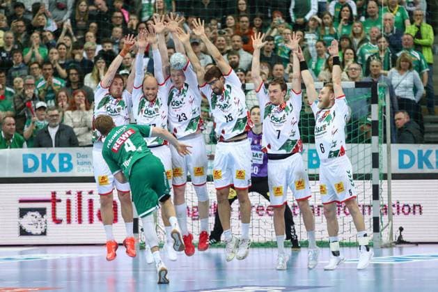 Sport Bilder des Tages 06.04.2025, xgox, Handball - Daikin HBL, SC DHfK Leipzig - SC Magdeburg emspor, v.l. Andri Runarsson (Leipzig, 4) versucht ueber die Abwehr zu werfen Leipzig *** 06 04 2025, xgox, Handball Daikin HBL, SC DHfK Leipzig SC Magdeburg emspor, v l Andri Runarsson Leipzig, 4 tries to throw over the defense Leipzig
