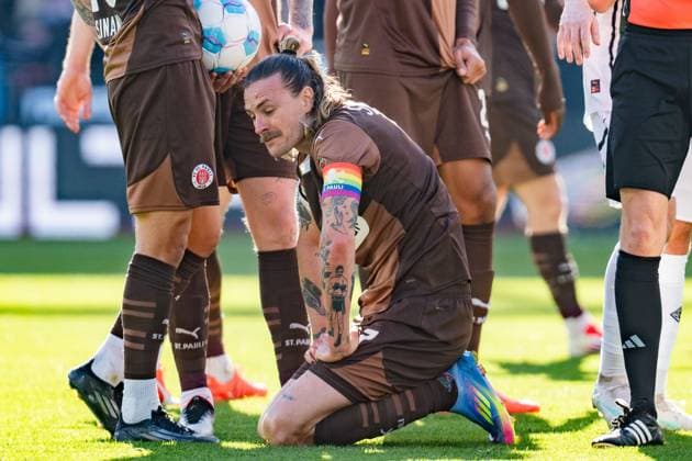 Sport Bilder des Tages 06.04.2025, FC St. Pauli vs. Borussia Mönchengladbach, 1. Bundesliga, 28. Spieltag Jackson Irvine (FC St. Pauli, 7) unzufrieden unglücklich genervt erschöpft sauer Wichtiger Hinweis: Gemaess den Vorgaben der DFL Deutsche Fussball Liga bzw. des DFB Deutscher Fussball-Bund ist es untersagt, in dem Stadion und oder vom Spiel angefertigte Fotoaufnahmen in Form von Sequenzbildern und oder videoaehnlichen Fotostrecken zu verwerten *** 06 04 2025, FC St Pauli vs Borussia Mönchengladbach, 1 Bundesliga, 28 Matchday Jackson Irvine FC St Pauli, 7 dissatisfied unhappy annoyed exhausted angry Important note According to the regulations of the DFL German Football League and the DFB German Football Association, it is prohibited to use photographs taken in the stadium and or of the game in the form of sequential images and or video-like photo series Copyright: xBahhoxKarax
