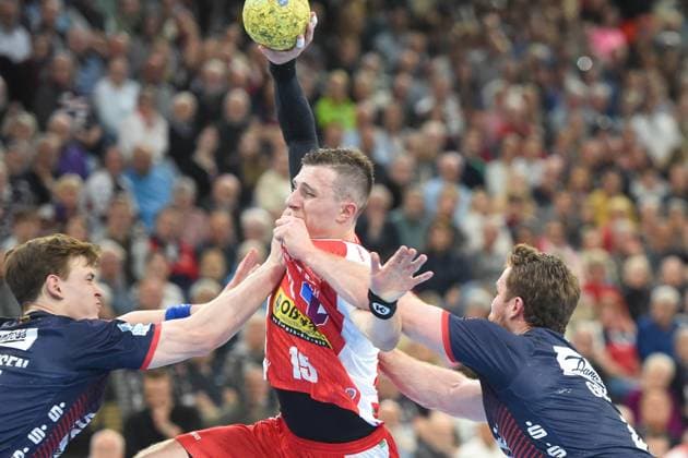Sport Bilder des Tages Handball I Herren I Saison 2024-2025 I Bundesliga I 25. Spieltag I SG Flensburg-Handewitt - ThSV Eisenach I 06.04.2025 von links Lukas Jörgensen (25, SG Flensburg-Handewitt), Simone Mengon (15, ThSV Eisenach), Johannes Golla (4, SG Flensburg-Handewitt) *** Handball I Men I Season 2024 2025 I Bundesliga I 25 Matchday I SG Flensburg Handewitt ThSV Eisenach I 06 04 2025 from left Lukas Jörgensen 25, SG Flensburg Handewitt , Simone Mengon 15, ThSV Eisenach , Johannes Golla 4, SG Flensburg Handewitt Copyright: xLobeca JanxKirschnerx
