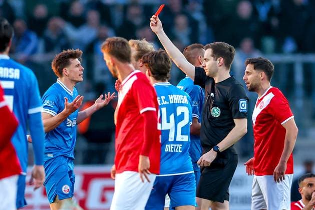 Sport Bilder des Tages 2025.04.06, Fußball, 3.Liga, Rot-Weiss Essen - FC Hansa Rostock, Stadion Hafenstraße, Saison 2024 2025: Rote Karte für Alexander Rossipal (FC Hansa Rostock 21) nach Foulspiel an Ramien Safi (RWE 11) DFB regulations prohibit any use of photographs as image sequences and or quasi-video. Nordrhein-Westfalen Deutschland *** 2025 04 06, Football, 3 Liga, Rot Weiss Essen FC Hansa Rostock, Stadion Hafenstraße, Saison 2024 2025 Red card for Alexander Rossipal FC Hansa Rostock 21 after foul play on Ramien Safi RWE 11 DFB regulations prohibit any use of photographs as image sequences and or quasi video Nordrhein Westfalen Germany