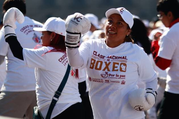 April 6, 2025, Mexico City, Ciudad de Mexico, Mexico: A woman takes part during the National Boxing Class at main square Zocalo. on April 6, 2025 in Mexico City, Mexico. Mexico City Mexico - ZUMAe321 20250406_zsa_e321_012 Copyright: xCarlosxSantiagox
