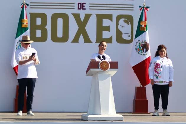 Sport Bilder des Tages April 6, 2025, Mexico City, Ciudad de Mexico, Mexico: MexicoÃ¢â‚¬â ¢s President, Claudia Sheinbaum Pardo, speaks during the National Boxing Class at main square Zocalo. on April 6, 2025 in Mexico City, Mexico. Mexico City Mexico - ZUMAe321 20250406_zsa_e321_017 Copyright: xCarlosxSantiagox