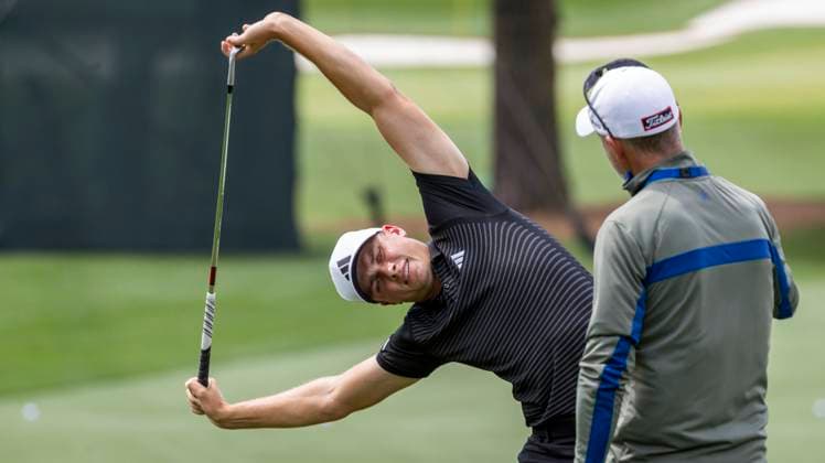 AUGUSTA 20250406 Ludvig Aberg pa drivingrangen med sin tränare Hans Larsson under träning inför US Masters pa Augusta National Golf Club. Foto Christer Höglund TT kod 1019 AUGUSTA USA xx