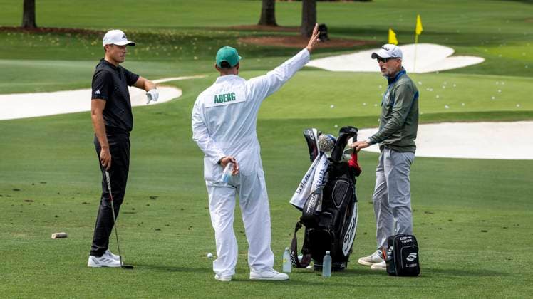 AUGUSTA 20250406 Ludvig Aberg pa drivingrangen med sin tränare Hans Larsson och caddie Joe Skovron under träning inför US Masters pa Augusta National Golf Club. Foto Christer Höglund TT kod 1019 AUGUSTA USA xx