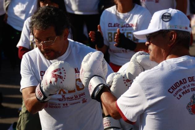 April 6, 2025, Mexico City, Ciudad de Mexico, Mexico: A man takes part during the National Boxing Class at main square Zocalo. on April 6, 2025 in Mexico City, Mexico. Mexico City Mexico - ZUMAe321 20250406_zsa_e321_031 Copyright: xCarlosxSantiagox