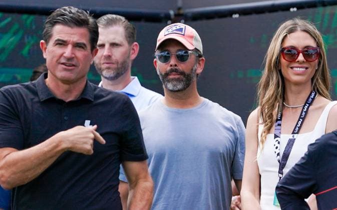 Sport Bilder des Tages April 6, 2025, Doral, Florida, USA: (L-R) LIV Golf CEO Scott O Neil, Eric Trump, Donald Trump Jr. and girlfriend Bettina Anderson stand on the first tee before the final round of LIV Golf Miami at Trump National Doral. Doral USA - ZUMAw109 20250406_fap_w109_014 Copyright: xDebbyxWongx