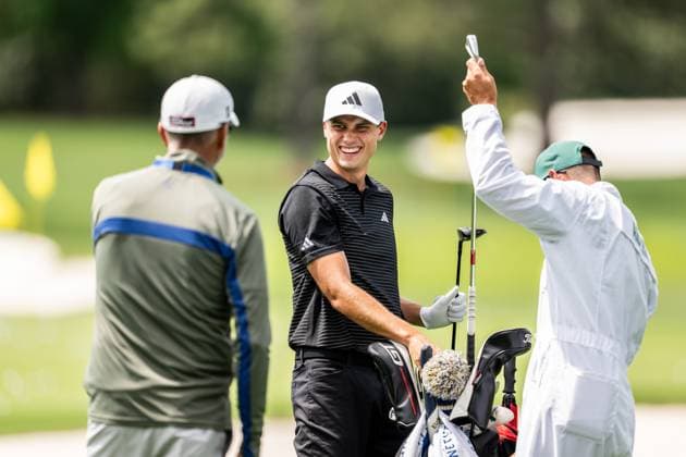 250406 Ludvig Aberg of Sweden with coach Hans Larsson and caddie Joe Skovron during a practice at the range prior to the 2025 Masters Golf Tournament on April 6, 2025 in Augusta. Photo: Petter Arvidson BILDBYRAN kod PA PA1003 golf masters bbeng the masters augusta sverige Copyright: PETTERxARVIDSON BB250406PA021