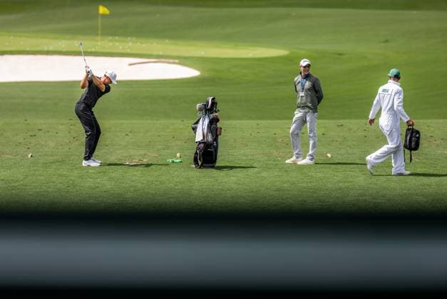 250406 Ludvig Aberg of Sweden with coach Hans Larsson and caddie Joe Skovron during a practice at the range prior to the 2025 Masters Golf Tournament on April 6, 2025 in Augusta. Photo: Petter Arvidson BILDBYRAN kod PA PA1003 golf masters bbeng the masters augusta sverige Copyright: PETTERxARVIDSON BB250406PA038