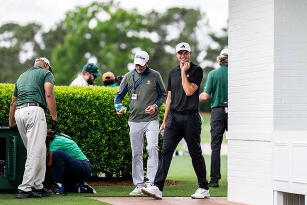 250406 Ludvig Aberg of Sweden coach Hans Larsson during a practice at the range prior to the 2025 Masters Golf Tournament on April 6, 2025 in Augusta. Photo: Petter Arvidson BILDBYRAN kod PA PA1003 golf masters bbeng the masters augusta sverige Copyright: PETTERxARVIDSON BB250406PA040