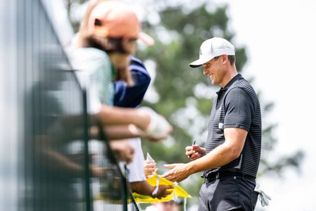 250406 Ludvig Aberg of Sweden signing autographs after a practice at the range prior to the 2025 Masters Golf Tournament on April 6, 2025 in Augusta. Photo: Petter Arvidson BILDBYRAN kod PA PA1003 golf masters bbeng the masters augusta sverige publik Copyright: PETTERxARVIDSON BB250406PA047