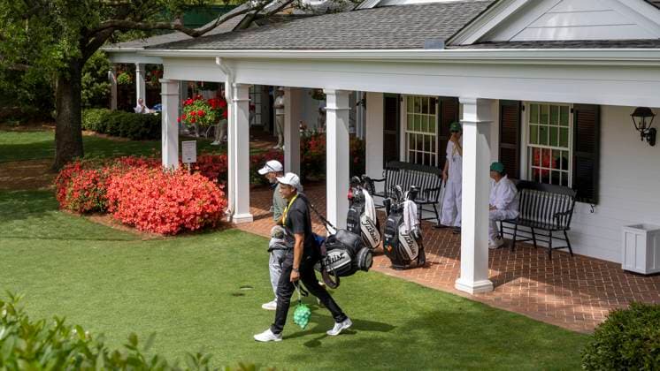 AUGUSTA 20250406 Ludvig Aberg pa väg till drivingrangen med sin tränare Hans Larsson för träning inför US Masters pa Augusta National Golf Club. Foto Christer Höglund TT kod 1019 AUGUSTA USA xx
