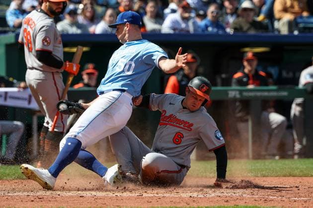 MLB, Baseball Herren, USA 2025: Orioles Vs Royals APR 06 April 6, 2025: Baltimore Orioles first baseman Ryan Mountcastle (6) scores on a wild pitch from Kansas City Royals starting pitcher Kris Bubic (50) during the seventh inning of an MLB baseball game at Kauffman Stadium in Kansas City, MO. David Smith CSM (Credit Image: Â David Smith Cal Media) Kansas City Mo United States of America EDITORIAL USE ONLY Copyright: xx ZUMA-20250406_zma_c04_056.jpg DavidxSmithx csmphotothree373636