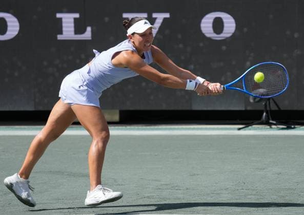 TENNIS 2025: Credit One Charleston Open APRIL 06 April 6, 2025: Jessica Pegula (USA) defeated Sofia Kenin (USA) 6-3, 7-5 at the Credit One Charleston Open being played at Credit One Staduim in Charleston, South Carolina USA ÂLeslie Billman Tennisclix (Credit Image: Leslie Billman Cal Media) Charleston South Carolina USA EDITORIAL USE ONLY Copyright: xx ZUMA-20250406_zma_c04_082.jpg LesliexBillmanx csmphotothree373655