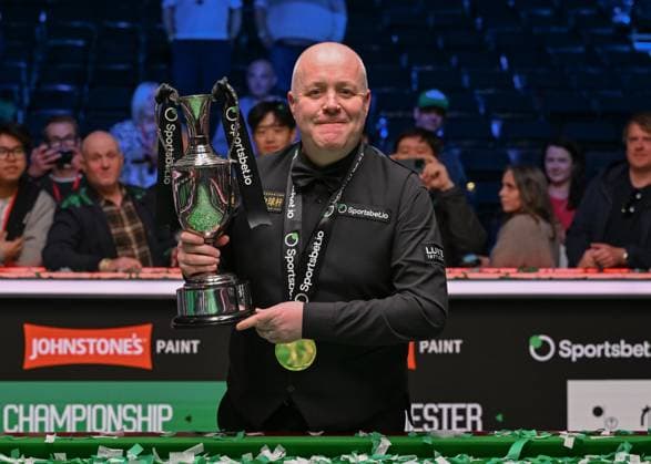 Sport Bilder des Tages Manchester, England, 6th April 2025. John Higgins lifts the Sportsbet.io Tour Championship trophy following the John Higgins vs Mark Selby 2025 Sportsbet.io Tour Championship match Final at Manchester Central Arena, Manchester. Picture credit should read: Cody Froggatt Sportimage EDITORIAL USE ONLY. No use with unauthorised audio, video, data, fixture lists, club league logos or live services. Online in-match use limited to 120 images, no video emulation. No use in betting, games or single club league player publications. SPI_048_CF_Manchester_Snooker_Day_7 SPI-3816-0048