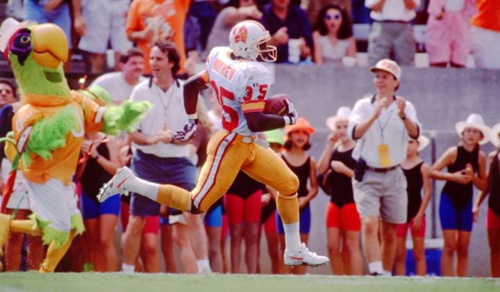 Archivbilder der Woche SPORT KW15 October 15, 1995, Tampa, Florida, USA: Tampa Bay Buccaneers Martin Mayhew returns a fumble 78 yards for a touchdown against the Minnesota Vikings. Tampa USA - ZUMAbad_ 19951015_mda_s70_281 Copyright: xCliffxMcbridex