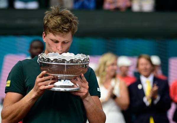 April 6, 2025, Houston, Tx, United States of America: JENSON BROOKSBY (USA) kisses the championship trophy after defeating Frances Tiafoe (USA) 6-6, 6-2 to win the Men s Clay Court Championships on April 3, 2025 at the River Oaks Country Club in Houston, Texas. Houston United States of America - ZUMAw132 20250406_zap_w132_001 Copyright: xTomxWalkox