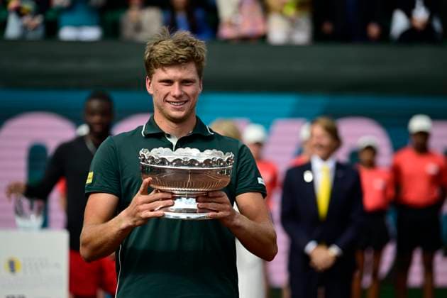 April 6, 2025, Houston, Tx, United States of America: JENSON BROOKSBY (USA) holds the championship trophy after defeating Jenson Brooksby (USA) defeated Frances Tiafoe (USA) 6-6, 6-2 to win the Men s Clay Court Championships on April 3, 2025 at the River Oaks Country Club in Houston, Texas. Houston United States of America - ZUMAw132 20250406_zap_w132_015 Copyright: xTomxWalkox