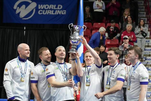 Sport Bilder des Tages April 6, 2025, Moose Jaw, Sask, CAN: The Scotland team lift the trophy after beating Switzerland 5-4 in the Gold medal game at the World Men s Curling Championship in Moose Jaw, Sask on Sunday April 6, 2025. Canada News - April 6, 2025  - ZUMAc35_ 20250406_zaf_c35_070 Copyright: xChrisxYoungx
