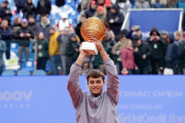Sport Bilder des Tages (250407) -- BUCHAREST, April 7, 2025 -- Flavio Cobolli of Italy celebrates with the trophy after defeating Sebastian Baez of Argentina in the final match of ATP, Tennis Herren 250 Tiriac Open tennis tournament in Bucharest, Romania, April 6, 2025. (Photo by Xinhua) (SP)ROMANIA-BUCHAREST-TENNIS-ATP 250-TIRIAC OPEN-FINAL CristianxCristel 