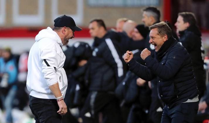 Sport Bilder des Tages Trainer Steffen Baumgart jubelt mit Sportdirektor Horst Heldt nach Spielende Freude Emotion Jubel Fußball Fussball Bundesliga Herren DFL 28. Spieltag Saison 2024 2025 06.04.2025 1.FC Union Berlin FCU vs. VfL Wolfsburg WOB DFL regulations prohibit any use of photographs as image sequences and or quasi-video. *** Coach Steffen Baumgart cheers with sports director Horst Heldt after the end of the match Joy Emotion Cheering Sport Football Soccer Bundesliga Men DFL 28 Matchday Season 2024 2025 06 04 2025 1 FC Union Berlin FCU vs VfL Wolfsburg WOB DFL regulations prohibit any use of photographs as image sequences and or quasi video