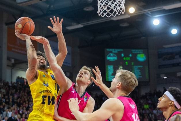 Sport Bilder des Tages Len Schoormann (EWE Baskets Oldenburg, 00) vs Lars Thiemann (Telekom Baskets Bonn, 21), Bodie Hume (Telekom Baskets Bonn, 13) Telekom Baskets Bonn vs. EWE Baskets Oldenburg, Basketball, easy Credit BBL, 27. Spieltag, 2024 2025, 06.04.2025 Telekom Baskets Bonn vs. EWE Baskets Oldenburg, Basketball, easy Credit BBL, 27. Spieltag, 2024 2025, 06.04.2025 Bonn *** Len Schoormann EWE Baskets Oldenburg, 00 vs Lars Thiemann Telekom Baskets Bonn, 21 , Bodie Hume Telekom Baskets Bonn, 13 Telekom Baskets Bonn vs EWE Baskets Oldenburg, Basketball, easy Credit BBL, 27 Matchday, 2024 2025, 06 04 2025 Telekom Baskets Bonn vs EWE Baskets Oldenburg, Basketball, easy Credit BBL, 27 Matchday, 2024 2025, 06 04 2025 Bonn Copyright: xEibner-Pressefoto GerhardxWingenderx EP_GWR