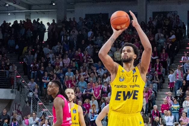 Norris Agbakoko (EWE Baskets Oldenburg, 17) beim Freiwurf Telekom Baskets Bonn vs. EWE Baskets Oldenburg, Basketball, easy Credit BBL, 27. Spieltag, 2024 2025, 06.04.2025 Telekom Baskets Bonn vs. EWE Baskets Oldenburg, Basketball, easy Credit BBL, 27. Spieltag, 2024 2025, 06.04.2025 Bonn Copyright: xEibner-Pressefoto GerhardxWingenderx EP_GWR