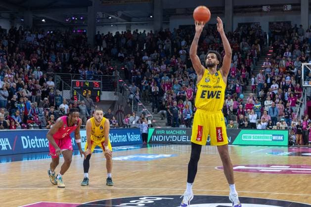 Norris Agbakoko (EWE Baskets Oldenburg, 17) beim Freiwurf Telekom Baskets Bonn vs. EWE Baskets Oldenburg, Basketball, easy Credit BBL, 27. Spieltag, 2024 2025, 06.04.2025 Telekom Baskets Bonn vs. EWE Baskets Oldenburg, Basketball, easy Credit BBL, 27. Spieltag, 2024 2025, 06.04.2025 Bonn Copyright: xEibner-Pressefoto GerhardxWingenderx EP_GWR