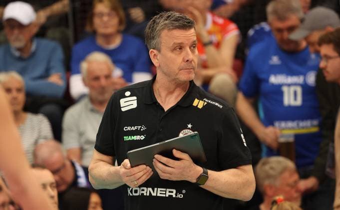 Stuttgart , Volleyball Frauen Bundesliga PlayOffs Halbfinale Spiel 1 , Allianz MTV Stuttgart vs. Dresdner SC , Trainer Alexander Waibl ( Dresden )
