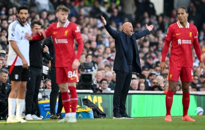 Sport Bilder des Tages Football - 2024 2025 Premier League - Fulham vs Liverpool - Craven Cottage - Sunday 6th April 2025. Liverpool s head coach Arne Slot frustrated with time wasting. COLORSPORT Ashley Western 