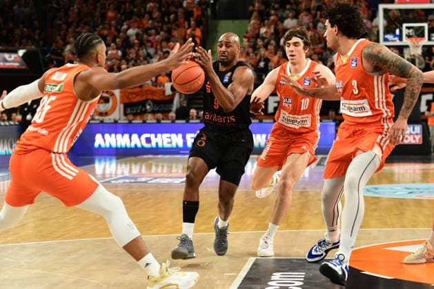 Sport Bilder des Tages 27. Spieltag easyCredit BBL, Ratiopharm Ulm gegen Niners Chemnitz, Ratiopharm Arena Ulm 06.04.2025 Deandre (chemnitz Niners) gegen Marcio Santos (Ratiopharm Ulm 3), Justinian Jessup (Ratiopharm Ulm 10) und Karim Jallow (Ratiopharm Ulm 35) Ulm 06.04.2025 - 27. Spieltag easyCredit BBL, Ratiopharm Ulm gegen Niners Chemnitz, Ratiopharm Arena Ulm *** 27 Matchday easyCredit BBL, Ratiopharm Ulm against Niners Chemnitz, Ratiopharm Arena Ulm 06 04 2025 Deandre chemnitz Niners against Marcio Santos Ratiopharm Ulm 3 , Justinian Jessup Ratiopharm Ulm 10 and Karim Jallow Ratiopharm Ulm 35 Ulm 06 04 2025 27 Matchday easyCredit BBL, Ratiopharm Ulm against Niners Chemnitz, Ratiopharm Arena Ulm Copyright: xBEAUTIFULxSPORTS Märklx