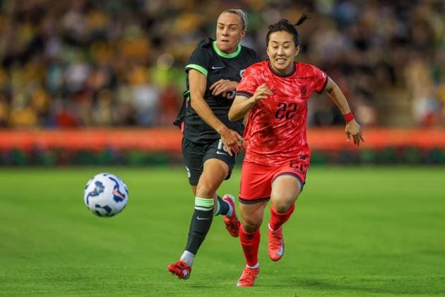 SOCCER AUSTRALIA SOUTH KOREA WOMEN, Tameka Yallop of Australia and Choo Hyojoo of Korea Republic compete for the ball during the Women s friendly match between Australia and South Korea at McDonald Jones Stadium in Newcastle, Monday, April 7, 2025. ( NO ARCHIVING, EDITORIAL USE ONLY, NO USE IN BOOKS WITHOUT CONSENT NEWCASTLE NEW SOUTH WALES AUSTRALIA  Copyright: xMARKxEVANSx 20250407182288881219