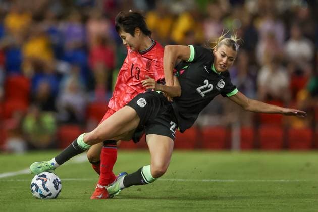 SOCCER AUSTRALIA SOUTH KOREA WOMEN, Mun Eunju of Korea Republic and Charlotte Grant of Australia compete for the ball during the Women s friendly match between Australia and South Korea at McDonald Jones Stadium in Newcastle, Monday, April 7, 2025. ( NO ARCHIVING, EDITORIAL USE ONLY, NO USE IN BOOKS WITHOUT CONSENT NEWCASTLE NEW SOUTH WALES AUSTRALIA  Copyright: xMARKxEVANSx 20250407126605584373
