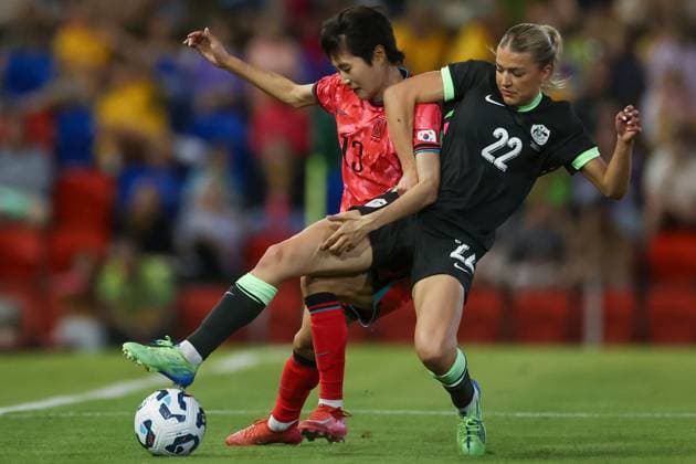 Sport Bilder des Tages SOCCER AUSTRALIA SOUTH KOREA WOMEN, Mun Eunju of Korea Republic and Charlotte Grant of Australia compete for the ball during the Women s friendly match between Australia and South Korea at McDonald Jones Stadium in Newcastle, Monday, April 7, 2025. ( NO ARCHIVING, EDITORIAL USE ONLY, NO USE IN BOOKS WITHOUT CONSENT NEWCASTLE NEW SOUTH WALES AUSTRALIA  Copyright: xMARKxEVANSx 20250407179411519436
