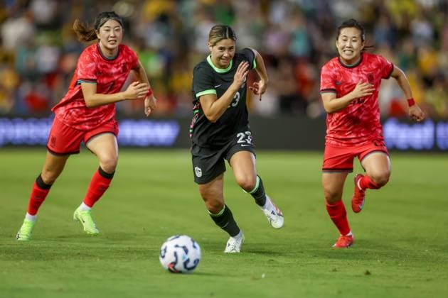SOCCER AUSTRALIA SOUTH KOREA WOMEN, Kyra Cooney-Cross of Australia controls the ball under pressure from Shin Nayeong of Korea Repulbic (L) and Choo Hyojoo of Korea Republic (R) during the Women s friendly match between Australia and South Korea at McDonald Jones Stadium in Newcastle, Monday, April 7, 2025. ( NO ARCHIVING, EDITORIAL USE ONLY, NO USE IN BOOKS WITHOUT CONSENT NEWCASTLE NEW SOUTH WALES AUSTRALIA  Copyright: xMARKxEVANSx 20250407111183937181
