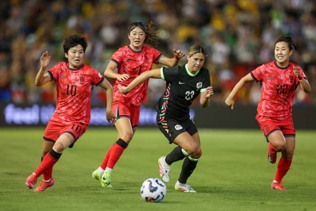 SOCCER AUSTRALIA SOUTH KOREA WOMEN, Kyra Cooney-Cross of Australia controls the ball under pressure from Ji SoYun of Korea Republic (L) Shin Nayeong of Korea Repulbic (C) and Choo Hyojoo of Korea Republic (R) during the Women s friendly match between Australia and South Korea at McDonald Jones Stadium in Newcastle, Monday, April 7, 2025. ( NO ARCHIVING, EDITORIAL USE ONLY, NO USE IN BOOKS WITHOUT CONSENT NEWCASTLE NEW SOUTH WALES AUSTRALIA  Copyright: xMARKxEVANSx 20250407168206684425