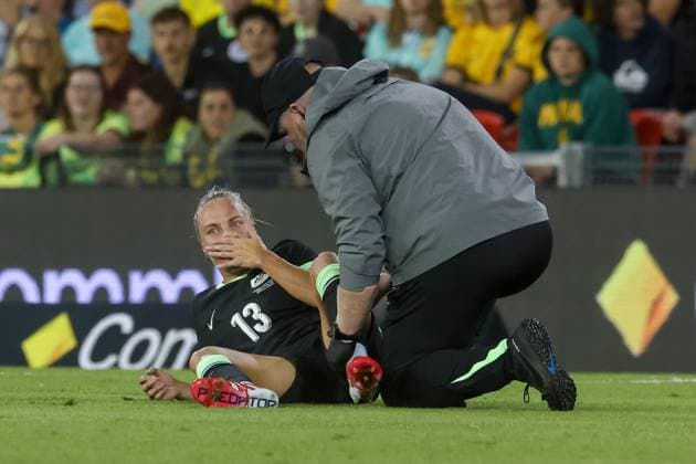 SOCCER AUSTRALIA SOUTH KOREA WOMEN, Tameka Yallop of Australia is attended to after a head clash with team mate Alanna Kennedy of Australia during the Women s friendly match between Australia and South Korea at McDonald Jones Stadium in Newcastle, Monday, April 7, 2025. ( NO ARCHIVING, EDITORIAL USE ONLY, NO USE IN BOOKS WITHOUT CONSENT NEWCASTLE NEW SOUTH WALES AUSTRALIA  Copyright: xMARKxEVANSx 20250407142540768098