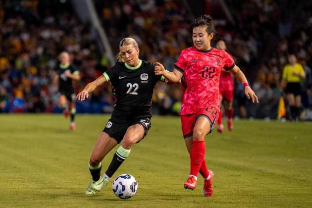 Newcastle, Australia, April 7th 2025: Charlotte Grant (22 Australia) and Choo Hyo-joo (22 Korea Republic) battle for the ball duel during the International Friendly, Länderspiel, Nationalmannschaft game between Australia and Korea Republic at McDonald Jones Stadium in Newcastle, Australia. (Noe Llamas SPP) Copyright: xNoexLlamasx xSPPx spp-en-NoLlSp-NLA00304A