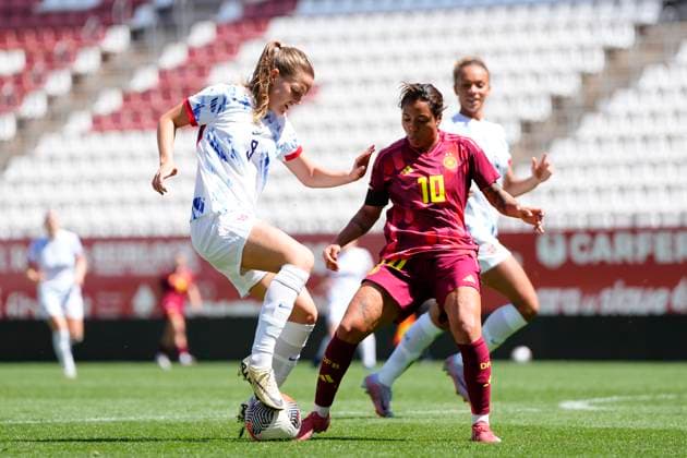 Sport Bilder des Tages Germany v Norway - Women s Under23 Tournament Final Iris Omarsdottir of Norway and Stabaek and Gia Corley of Germany and San Diego Wave FC compete for the ball during the Women s Under23 Tournament Final between Germany Women s U23 and Norway Women s U23 at Estadio Enrique Roca on April 7, 2025 in Murcia, Spain. Murcia Spain  Copyright: xJosexBretonx originalFilename:bretonhernandez-germanyv250407_nplDD.jpg