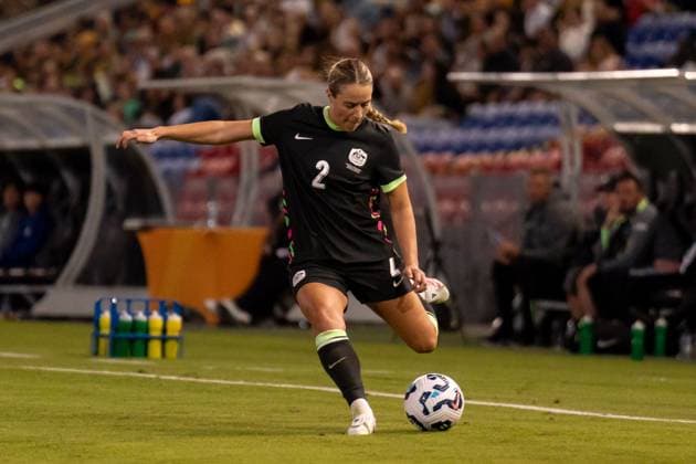 Newcastle, Australia, April 7th 2025: Courtney Nevin (2 Australia) crosses the ball during the International Friendly, Länderspiel, Nationalmannschaft game between Australia and Korea Republic at McDonald Jones Stadium in Newcastle, Australia. (Noe Llamas SPP) Copyright: xNoexLlamasx xSPPx spp-en-NoLlSp-NLA00909
