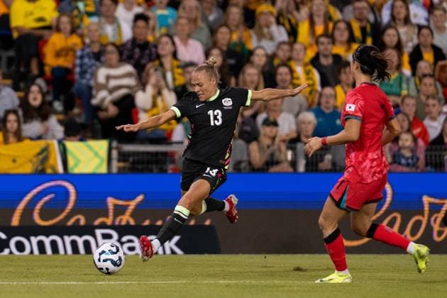 Newcastle, Australia, April 7th 2025: Tameka Yallop (13 Australia) crosses the ball during the International Friendly, Länderspiel, Nationalmannschaft game between Australia and Korea Republic at McDonald Jones Stadium in Newcastle, Australia. (Noe Llamas SPP) Copyright: xNoexLlamasx xSPPx spp-en-NoLlSp-NLB05381
