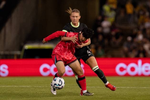Newcastle, Australia, April 7th 2025: Clare Hunt (4 Australia) and Jeong Dabin (26 Korea Republic) battle for the ball duel during the International Friendly, Länderspiel, Nationalmannschaft game between Australia and Korea Republic at McDonald Jones Stadium in Newcastle, Australia. (Noe Llamas SPP) Copyright: xNoexLlamasx xSPPx spp-en-NoLlSp-NLA01452