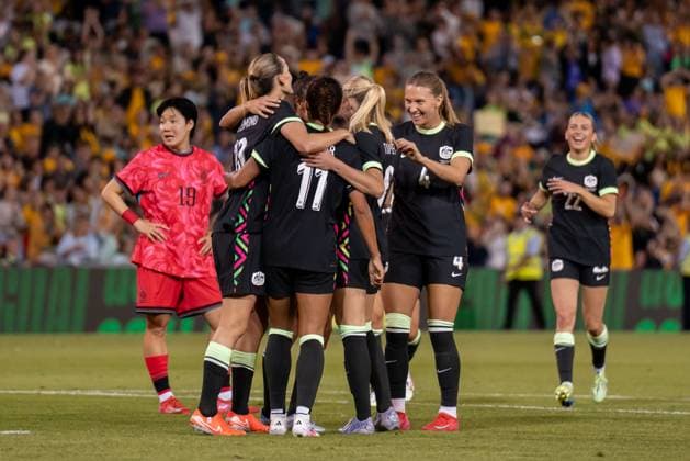 Newcastle, Australia, April 7th 2025: Players of Australia celebrate their teams second goal during the International Friendly, Länderspiel, Nationalmannschaft game between Australia and Korea Republic at McDonald Jones Stadium in Newcastle, Australia. (Noe Llamas SPP) Copyright: xNoexLlamasx xSPPx spp-en-NoLlSp-NLB05491