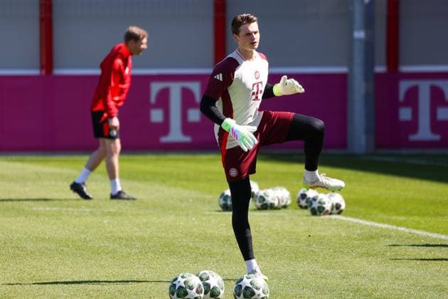 Jonas Urbig (FC Bayern Muenchen, 40), GER, Abschlusstraining, FC Bayern Muenchen, Fussball, UEFA Champions League, Viertelfinale Hinspiel, Saison 2024 2025, 07.04.2025, GER, Abschlusstraining, FC Bayern Muenchen, Fussball, UEFA Champions League, Viertelfinale Hinspiel, Saison 2024 2025, 07.04.2025 Muenchen Copyright: xEibner-Pressefoto JennixMaulx EP_JML