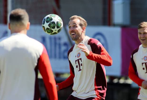 Fussball, Herren, Champions League, Saison 2024 2025, FC Bayern München, Abschlusstraining Harry Kane (FC Bayern München) mit Blick auf den Ball