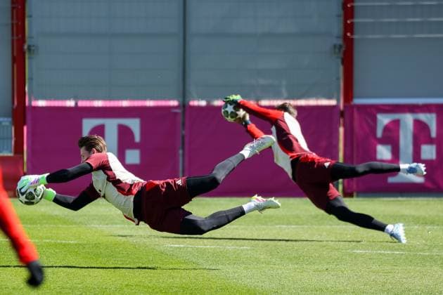 Jonas Urbig (FC Bayern Muenchen, 40) in der Luft mit Ball, Parade, mit Sven Ulreich (FC Bayern Muenchen, 26), GER, Abschlusstraining, FC Bayern Muenchen, Fussball, UEFA Champions League, Viertelfinale Hinspiel, Saison 2024 2025, 07.04.2025, GER, Abschlusstraining, FC Bayern Muenchen, Fussball, UEFA Champions League, Viertelfinale Hinspiel, Saison 2024 2025, 07.04.2025 Muenchen Copyright: xEibner-Pressefoto JennixMaulx EP_JML