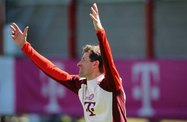 Fussball, Herren, Champions League, Saison 2024 2025, FC Bayern München, Abschlusstraining Thomas Müller, Mueller (FC Bayern München) reisst beide Arme nach oben