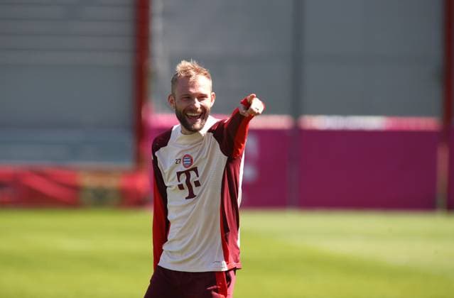 Fussball, Herren, Champions League, Saison 2024 2025, FC Bayern München, Abschlusstraining Konrad Laimer (FC Bayern München) streckt den linken Arm aus, lachen, lachend, Zeigefinger, deuten, zeigen