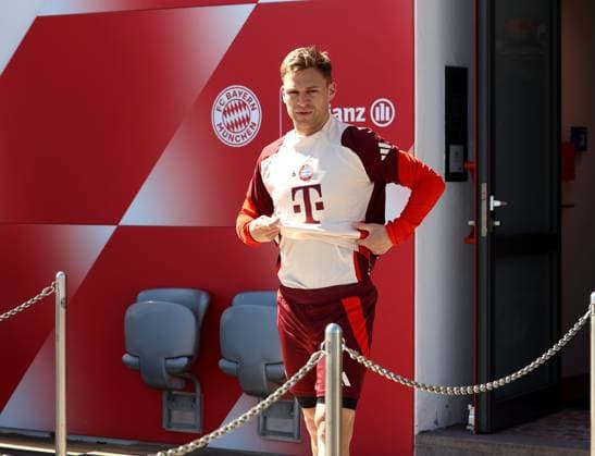 Fussball, Herren, Champions League, Saison 2024 2025, FC Bayern München, Abschlusstraining Joshua Kimmich (FC Bayern München) auf dem Weg zum Trainingsplatz
